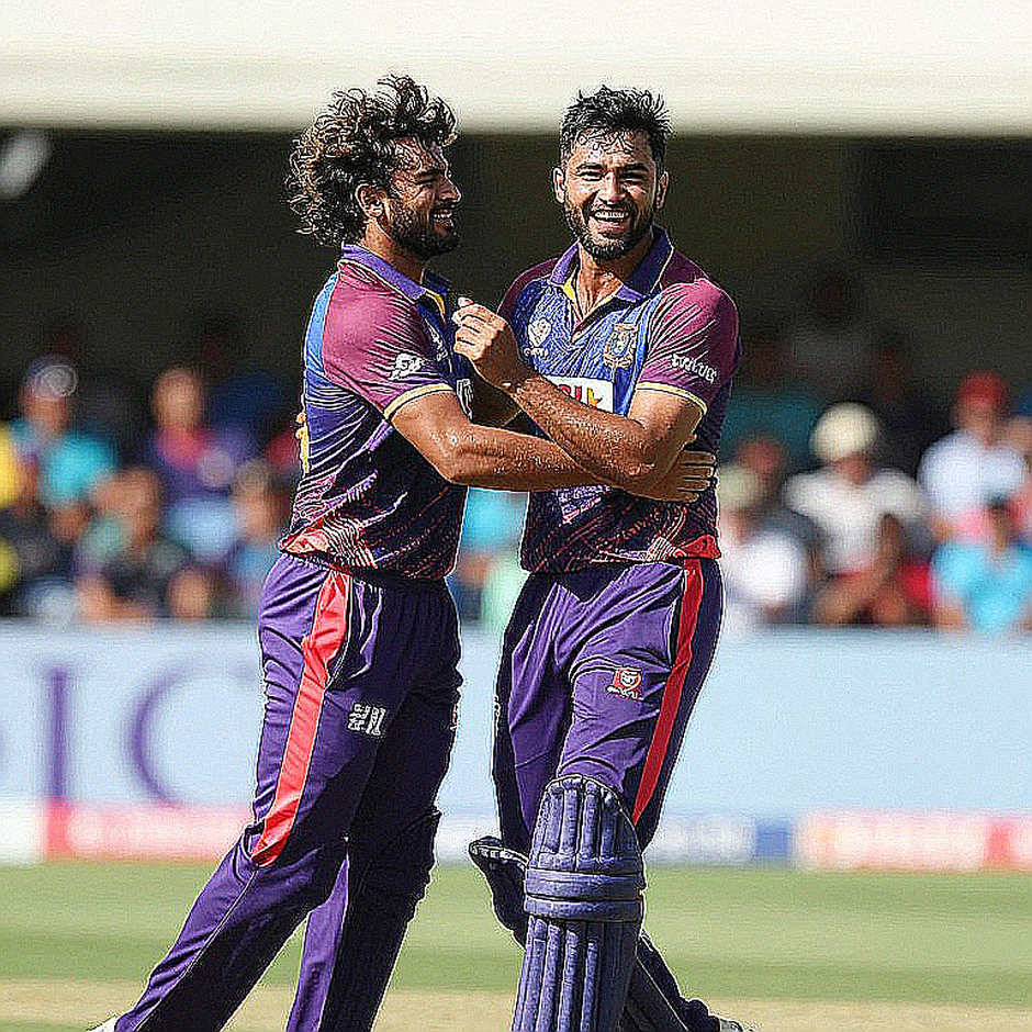ভেজা পিচে বোল্যান্ডের চার বল, আর যে প্রশ্নটা কেউ জিজ্ঞেস করছে না